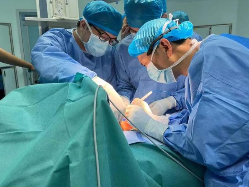 全球罕见寄生胎,深圳一男婴出生时四手四脚